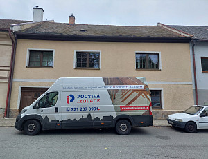 Zateplení stropu rodinného domu pomocí foukané izolace